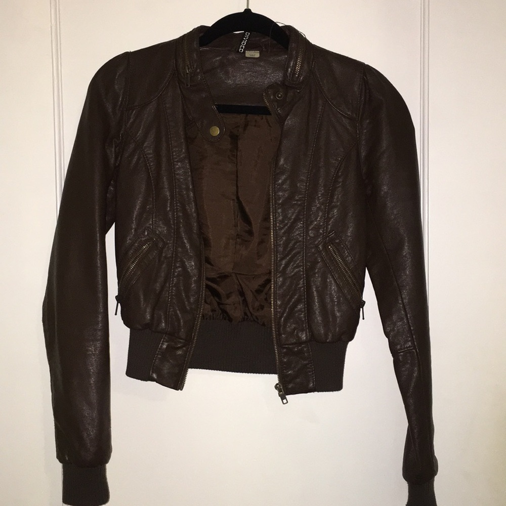 Faux leather jacket w zipper detail at the collar